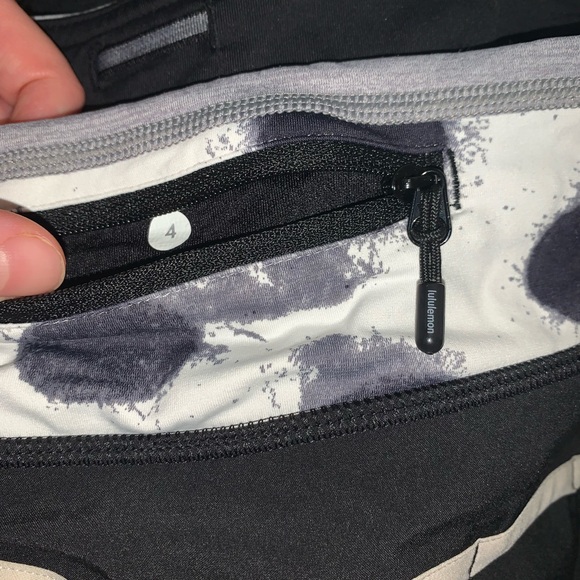 Lululemon SpeedUp Mid-Rise Lined Short 4" black; white and grey pattern waist - Picture 4 of 8